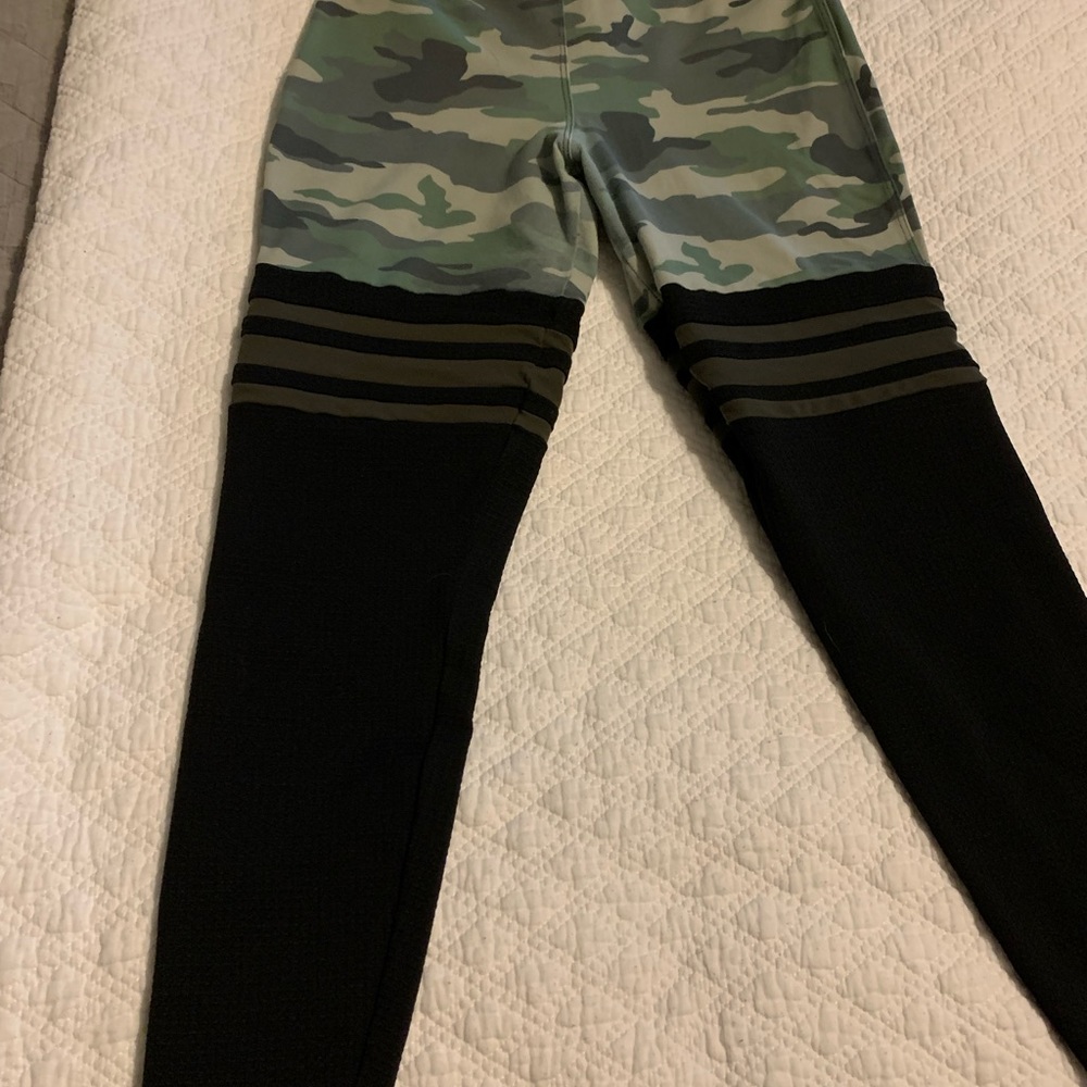 Bombshell Camo leggings size Large.